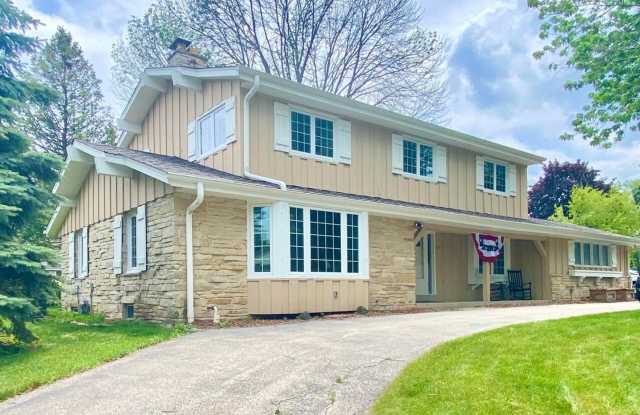 Desirable Mequon Home in Heart of Ville du Parc! photos photos