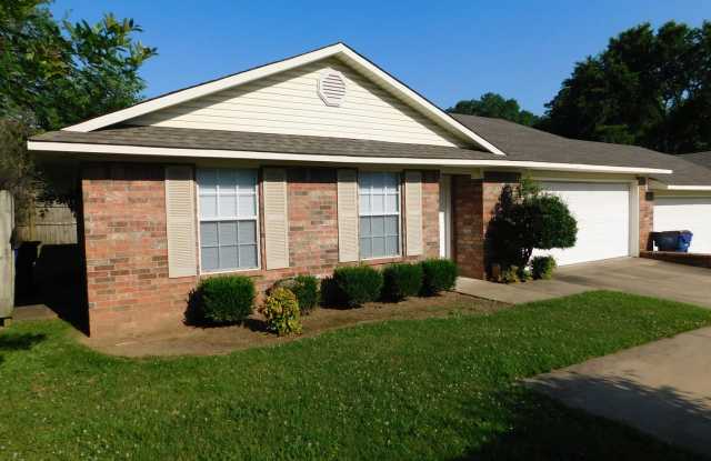 Charming 2 Bed 2 Bath Duplex Move in Special! - 153 North 49th Street, Fort Smith, AR 72903