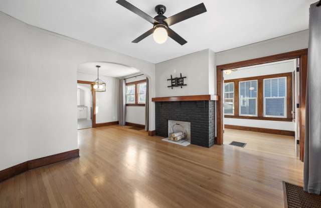 Updated Single Family Home in Convenient NE Side Location - 2339 C Avenue Northeast, Cedar Rapids, IA 52402