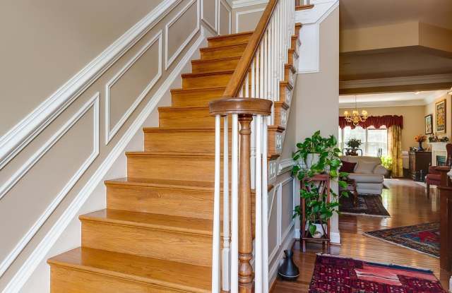 1819 HYDEN PLACE Gallery 3