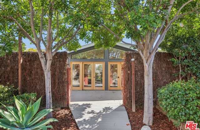 6082 Selma Ave photos photos