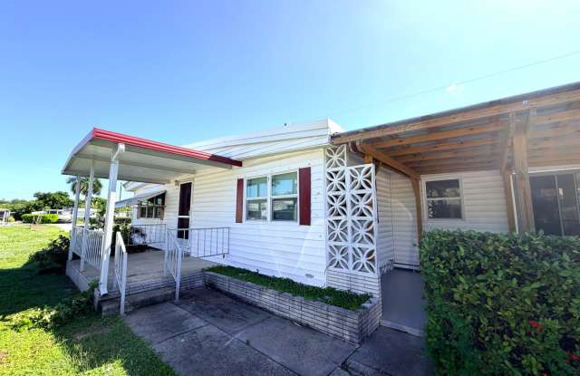 FIRST MONTH RENT FREE! 2/1.5 IN N. FT. MYERS QUIET COMMUNITY! Gallery 4