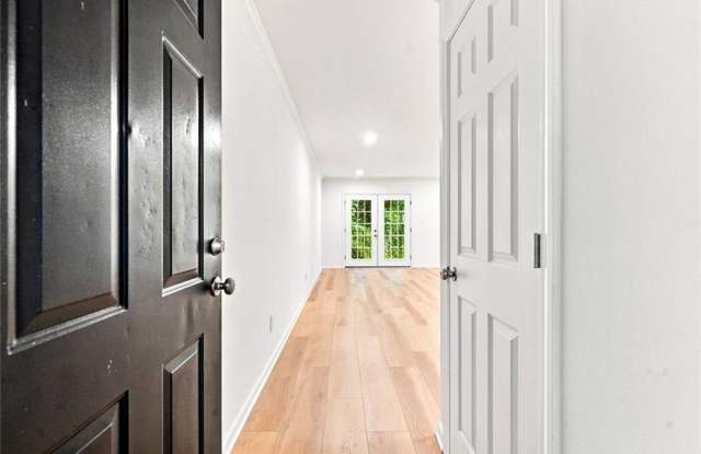 5095 Roswell Road Gallery 2