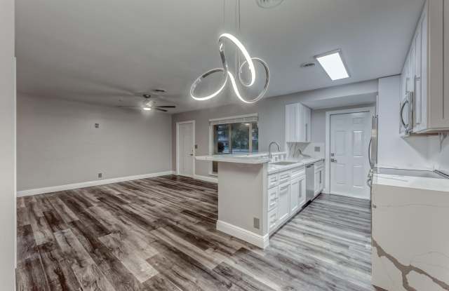 400 S Luna Court unit: 2 photos photos