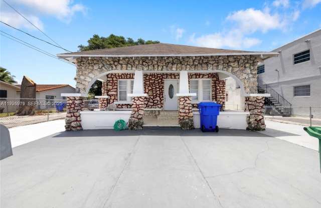 1922 NW 4th St photos photos