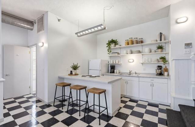 208 E Hennepin Ave Gallery 2