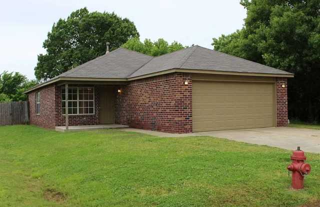 Charming 3 Bed / 2 Bath Home in Coweta – Spacious Lot + Creek Access! photos photos