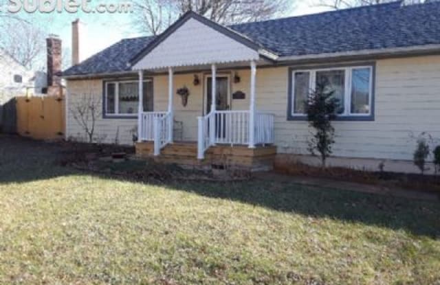1725 Ruth Rd - 1725 Ruth Road, Mattituck, NY 11952