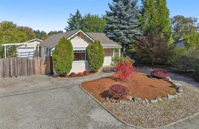 Amazing 3 br rambler w/ garage on LARGE fenced lot! photos photos