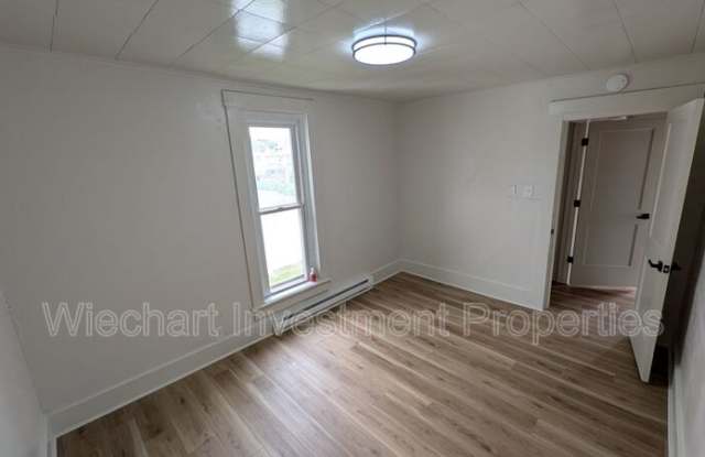 1028 1/2 W Wayne St Gallery 4