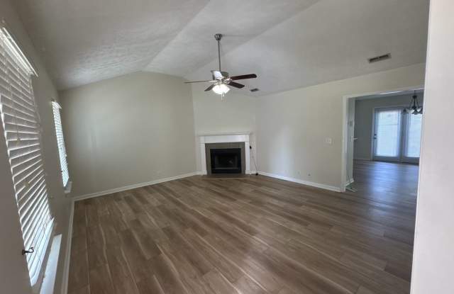 FOR LEASE - 3 BED 2 BATH Gallery 4
