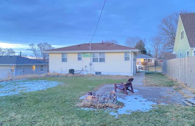 Beautiful 3 bed 1 bath house, over sized driveway, garage and fenced in back yard $1,595 [Move-in special: 1/2 off first month rent] photos photos