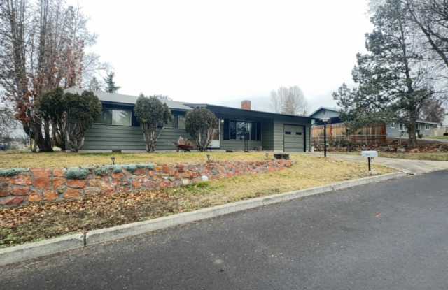 Charming 3BR/2.5BA Home with Fenced Yard in NE Madras photos photos