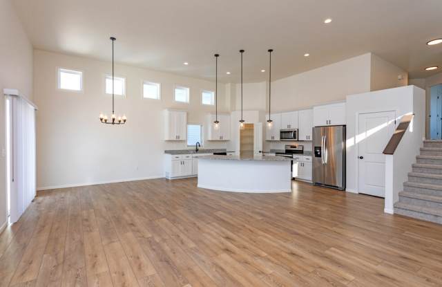 4b/3ba single-family home, w/ 3-stall garage Gallery 1