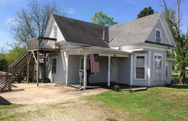 5 Bedroom 2 Bath Extremely close to U of A ! - 927 West 15th Street, Fayetteville, AR 72701