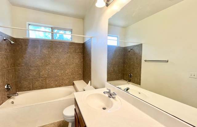 Austin 4 bedroom, 2.5 bath duplex for lease Gallery 3