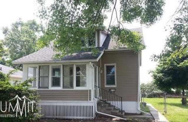 Great 2 Bedroom, 1 Bathroom Bungalow in Center line! Gallery 1