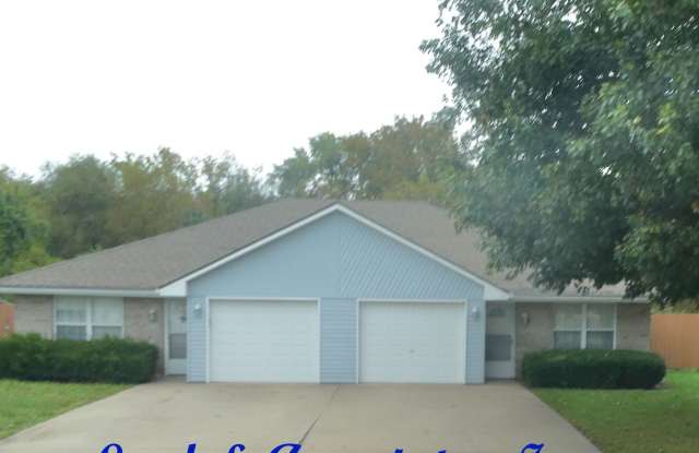 2 Bedrooms, 1.5 Baths-Grain Valley Gallery 1