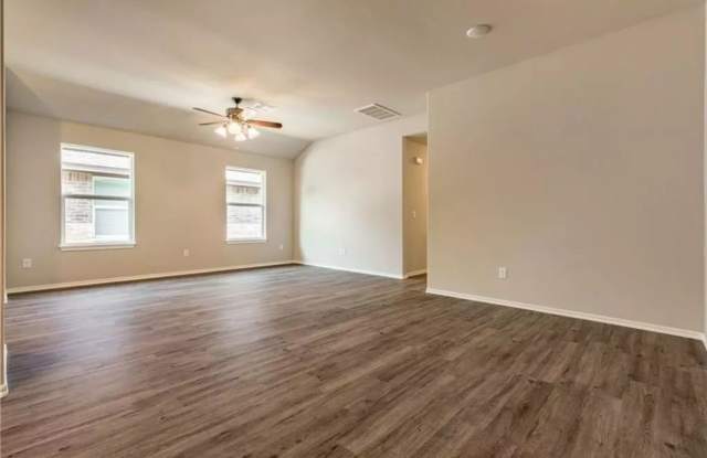 Free rent with a move in by 11/1!   Modern finishes, low traffic cul-de-sac, walking track, walk to downtown Edmond events! Gallery 3