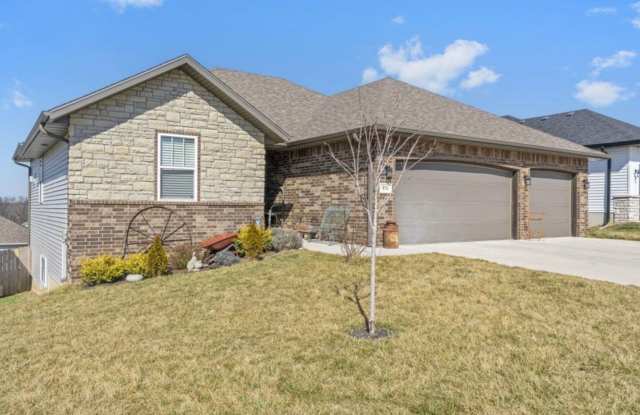 REMODELED 5 Bedroom | 3 Bathroom | 3 Car Garage HOME -- 3,554 sqft | BASEMENT! | NIXA SCHOOLS | Forest Heights photos photos