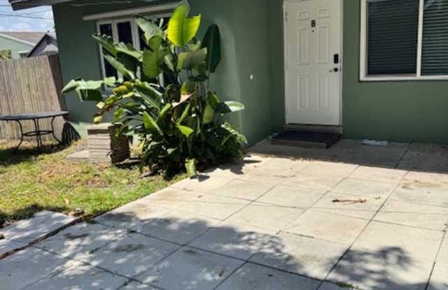 2 BEDS/ 1 BATH WITH PRIVATE YARD photos photos