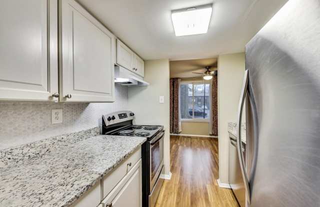 Updated 3+2.5 End Unit w/ 2 PARKING SPACES Gallery 4
