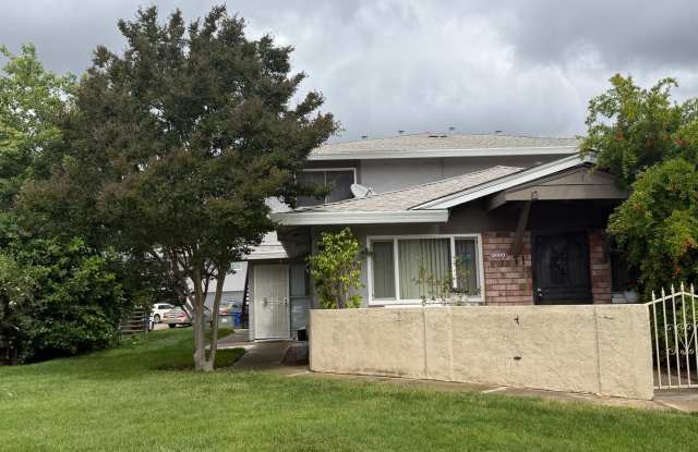 2 story updated townhouse In Rosemont 2/1 MOVE IN SPECIAL 2nd month rent is free! photos photos