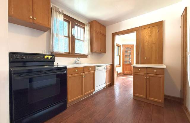 3-bedroom single family in West Allis - Available now! - 1440 South 90th Street, West Allis, WI 53214