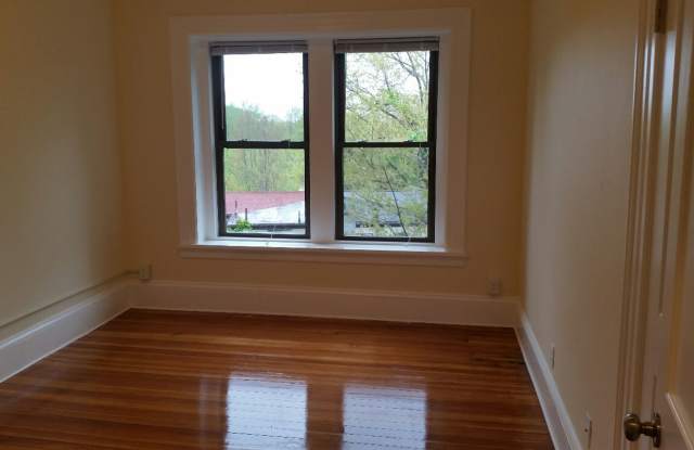 Charming 2 Bedroom- No Broker Fee Gallery 3