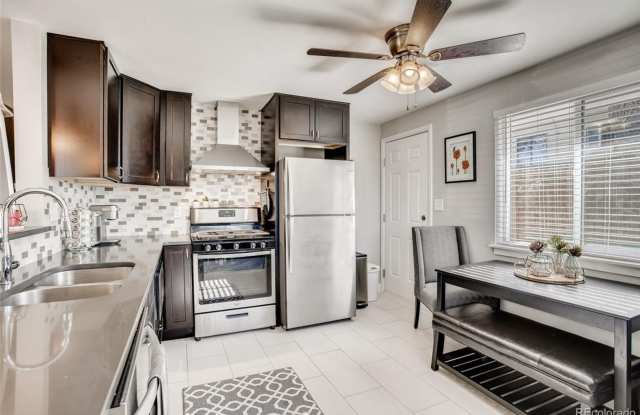 Sunny 2 Bed / 1 Bath Townhome with Yard  Parking – Pet Friendly! photos photos