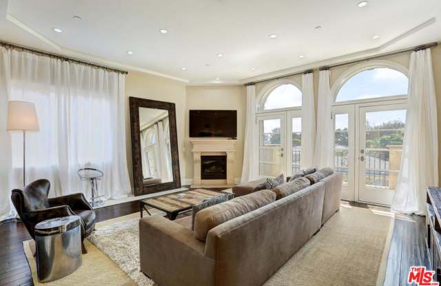 400 South BARRINGTON Avenue Gallery 2
