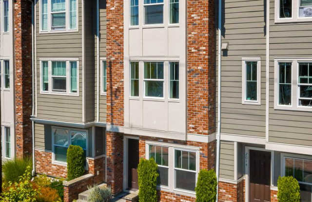 Silver Lake Townhome with Two Ensuite Bedrooms Gallery 1