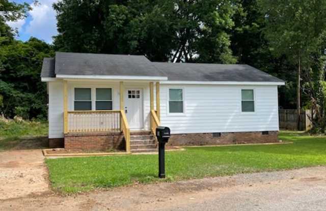 Charming 3 BR, 2 BA Bungalow just minutes from Downtown Greenville! Gallery 1