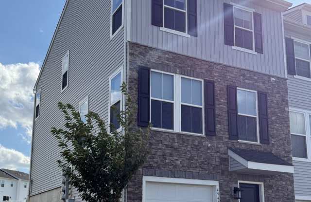 THREE BEDROOM/ END OF ROW TOWNHOME in Southern Lehigh Schools - 4948 Brookside Court, Lehigh County, PA 18036
