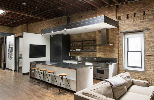 211 Washington Avenue N Gallery 4