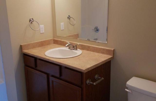 MOVE IN SPECIAL! $250 AMAZON GIFT CARD! 2 Bed 1.5 Bath lower level unit in Bellingham Gallery 3