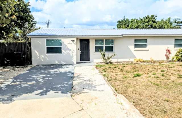 SHORT-TERM VACATION RENTAL Updated 4-Bedroom Pool Home with Spacious Living Areas Gallery 3