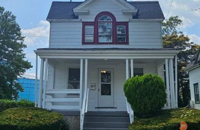 4 BD 1.5 BA - 201 Parkway Avenue, Trenton, NJ 08618