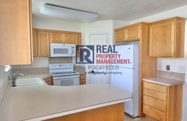 5 Bedroom 3.5 Bath Duplex - 2 car garag Gallery 4