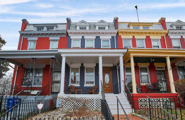 3 level townhouse w 2br 2.5ba, parking spot in rear in Ledroit Park photos photos