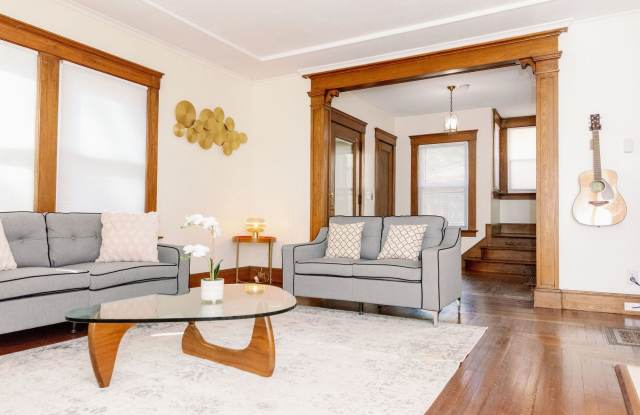 Huge 5 Bedroom House 5 minutes away from Yale! Gallery 1