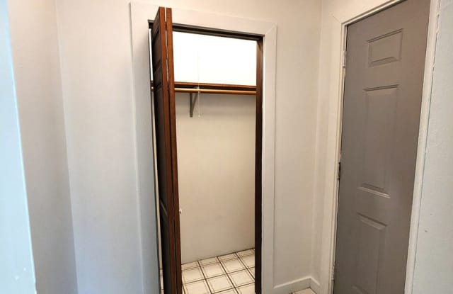 Spacious 2 Bedroom Home w/ 2.5 car garage - Westmont Gallery 4