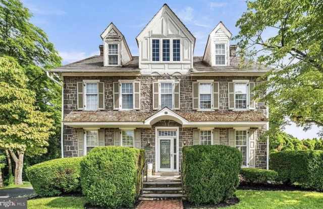 28 W MAIN Street - 28 West Main Street, Elverson, PA 19520