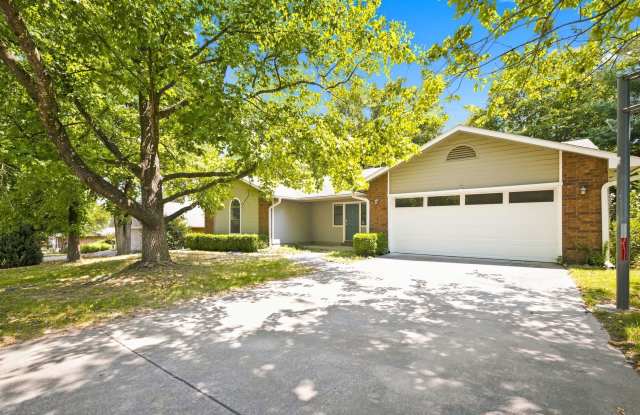 Spacious 3 Bed, 2 Bath Home with Fenced Backyard on Fayetteville's East Side photos photos