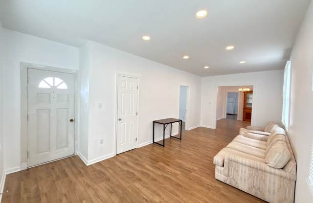 Remodeled 2 bed/ 1 bath Home in Q-town Gallery 3