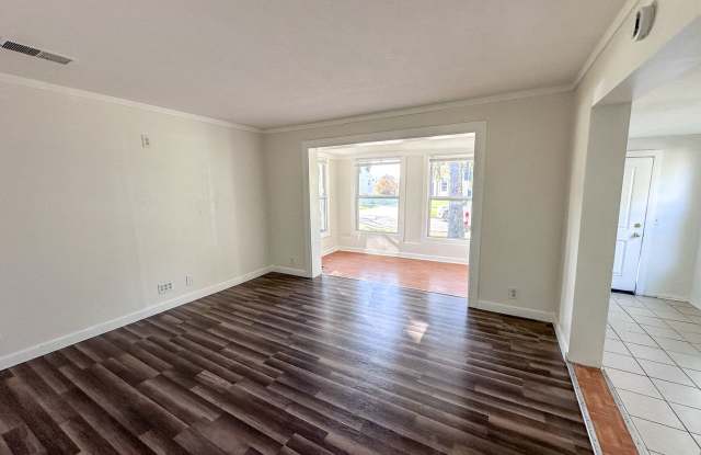 131 Barnett NE - Water included - FREE OCTOBER RENT Gallery 3