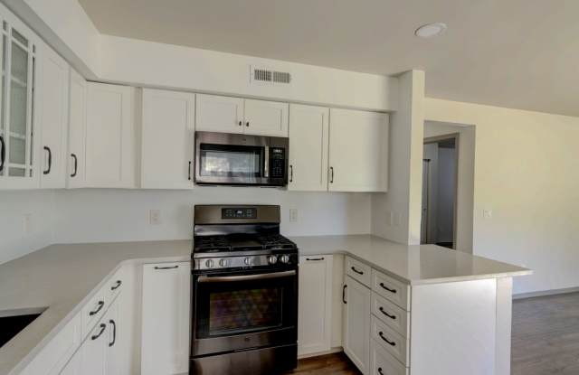 2 Bedroom, 2.5 Bath Condo in Madrona Heights Gallery 3
