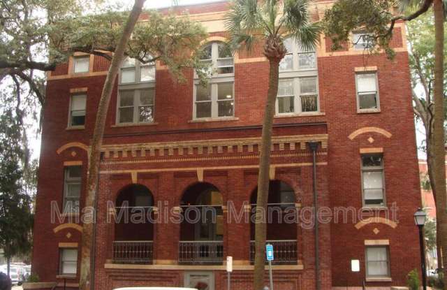 328 Barnard St - 328 Barnard Street, Savannah, GA 31401