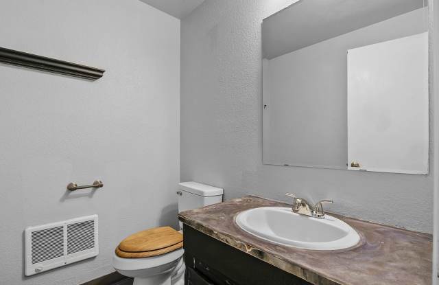 2bed, 1.5 bath Duplex with Garage & Fenced Yard! Gallery 4