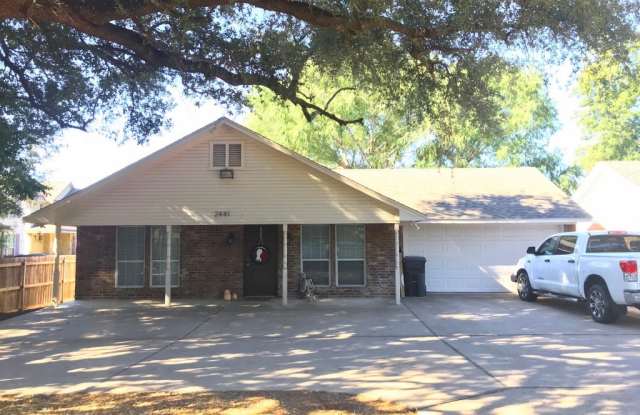 Spacious 4/4 House with Yard in the Baylor Bubble! - 2441 South 2nd Street, Waco, TX 76706